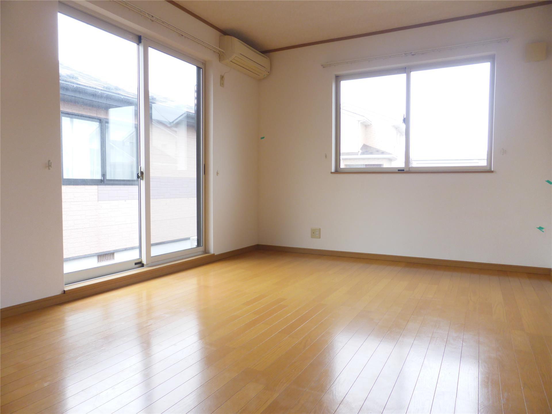 居室・リビング　窓が多く明るいです。