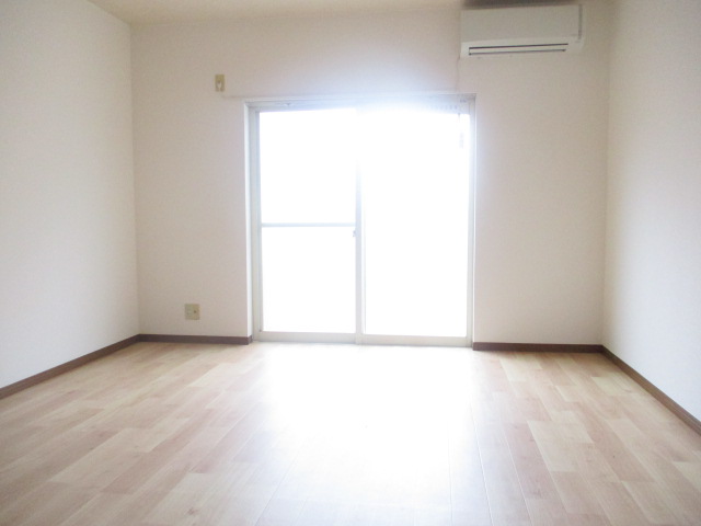 居室・リビング　南向きで陽当たり良好な広々8.5帖の居室♪