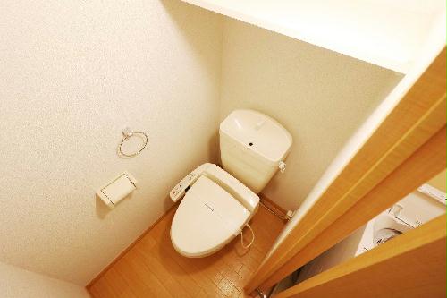 トイレ　快適な温水洗浄便座付きトイレになります。