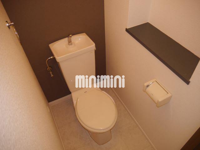 トイレ　ちょっとした棚がうれしいですよね！