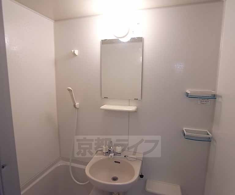 洗面設備　浴室内の洗面台です。