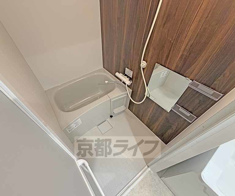 バス・シャワールーム　鏡のついた便利なお風呂