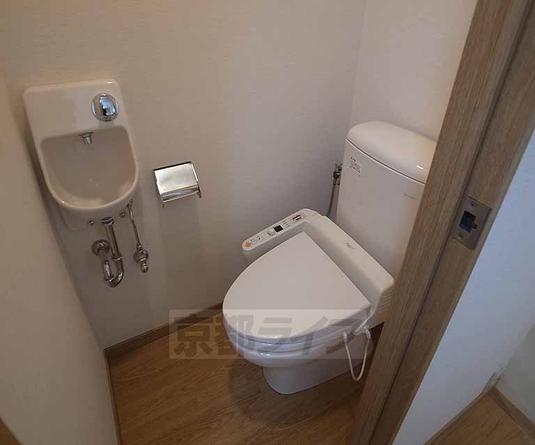 トイレ　ウォシュレット機能搭載のきれいなトイレです。