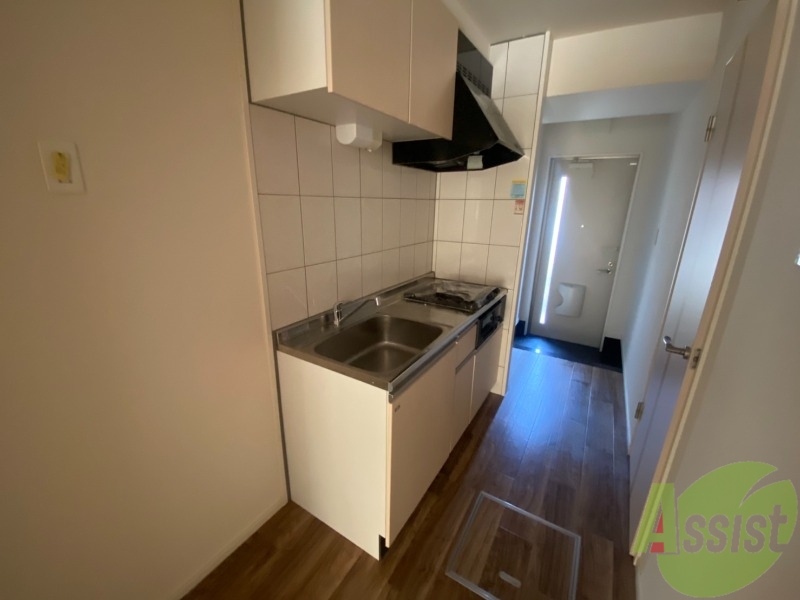 キッチン　ガスコンロ付きなので、新しく買う必要がないですね。