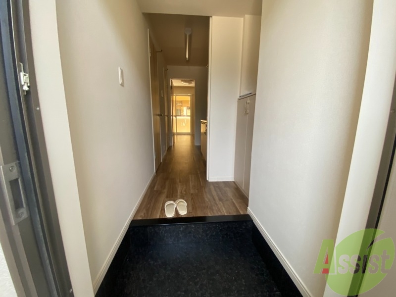 玄関　玄関からも陽の光が見えて、気持ちが良いですね。