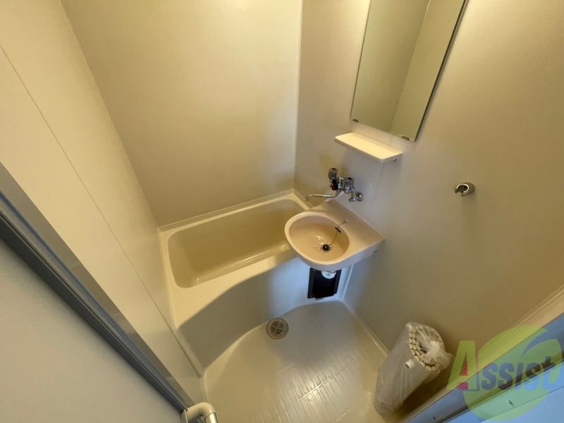 バス・シャワールーム　お風呂もあります！鏡も付いてますので使いやすいです！