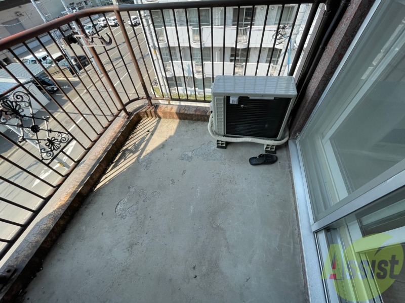 バルコニー　バルコニーです。洗濯物を干すもよし、一息つくもよしですね。