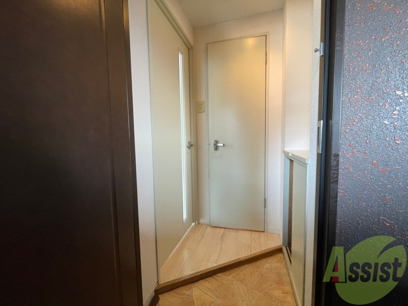 玄関　こちらに洗面台があります。朝の洗顔はこちらでＣ