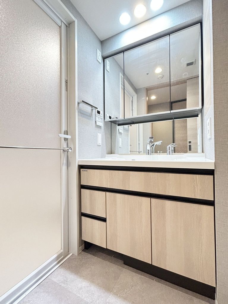 洗面設備　洗面化粧台は三面鏡付き