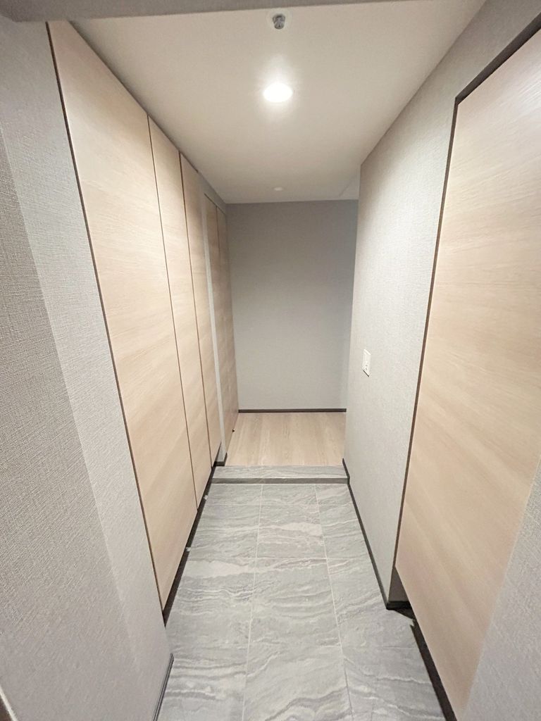 玄関　玄関床は磁器タイル貼り