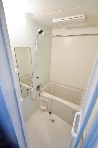 バス・シャワールーム　浴室乾燥付きなので梅雨時や洗濯物が多くても安心です。