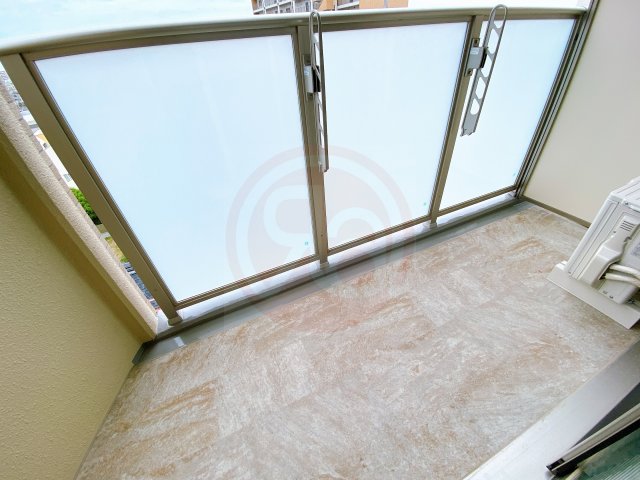 バルコニー　暖かな日差しのふりそそぐバルコニー