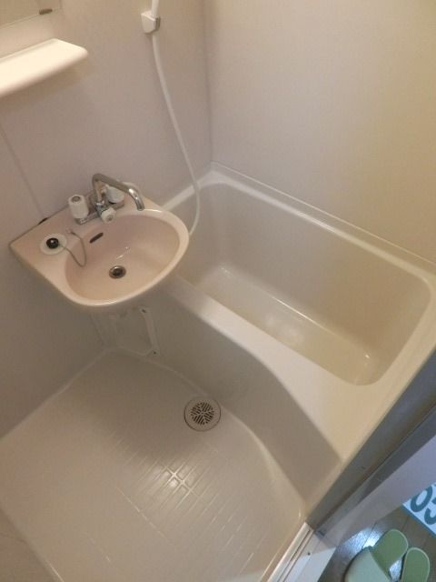 バス・シャワールーム　清潔感のあるバスルーム