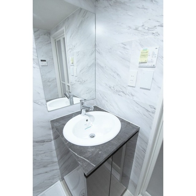 洗面設備　明るい洗面所です