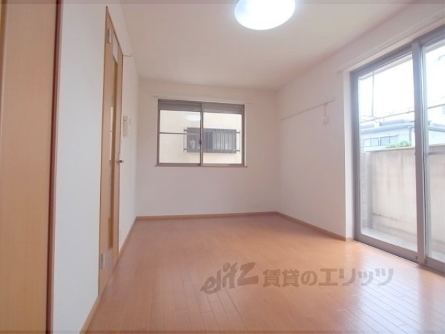 居室・リビング　フローリングが綺麗です。