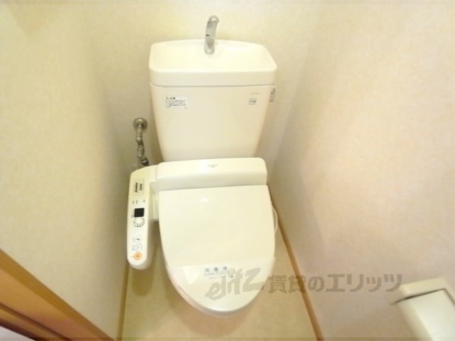 トイレ　なんとウォシュレットつき。