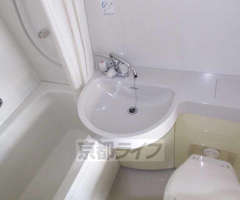 洗面設備　清潔感のある洗面台です