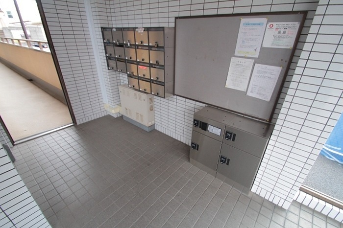 ロビー　集合ポストと宅配BOXがございます