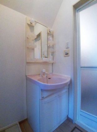 洗面設備　ゆったりとスペースのある洗面所