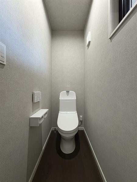 トイレ　白を基調としたトイレ　ウォシュレット付