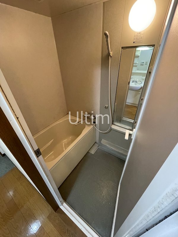 バス・シャワールーム　※同タイプの他のお部屋です