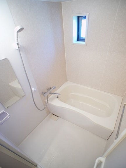 バス・シャワールーム　換気できる窓があります♪