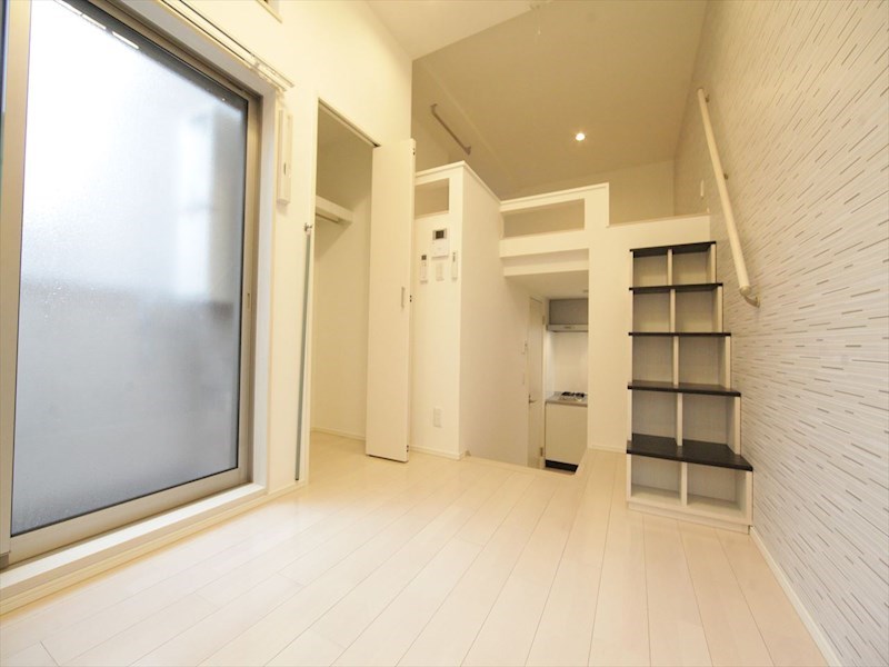 居室・リビング　洋室4.3帖　ロフト5.5帖（収納にも使えます）　同仕様写真