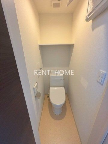 トイレ　温水洗浄便座付きのトイレです。