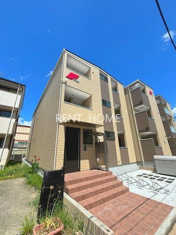 建物外観　3階建てのスマートな建物です。