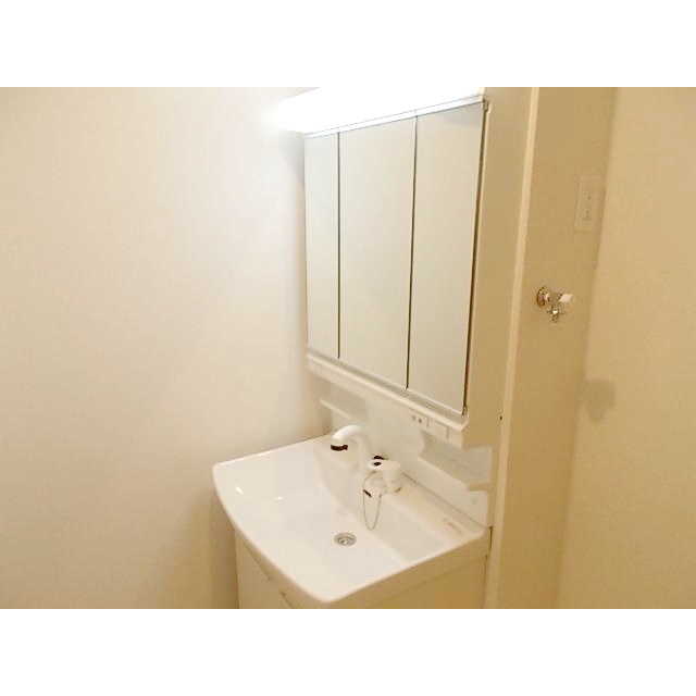 洗面設備　ゆとりの洗面スペースで朝の身支度もスムー