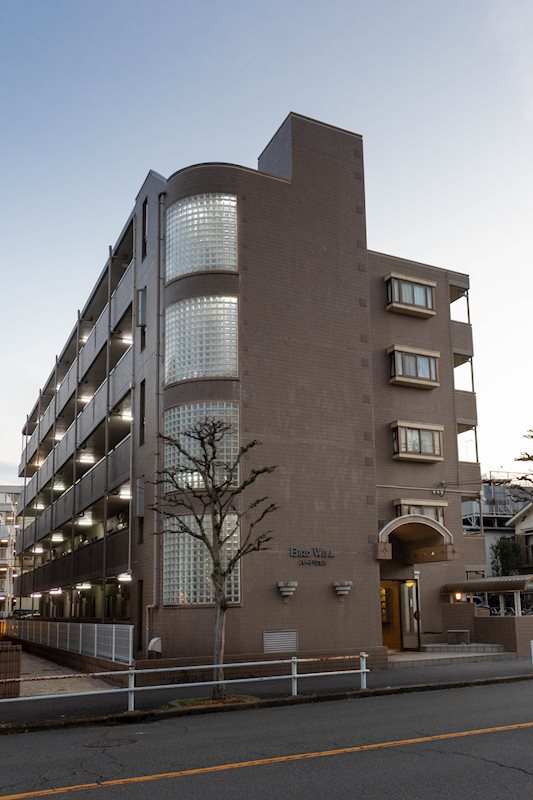 建物外観　鉄筋コンクリート5階建てエレベーター付きマンションです。