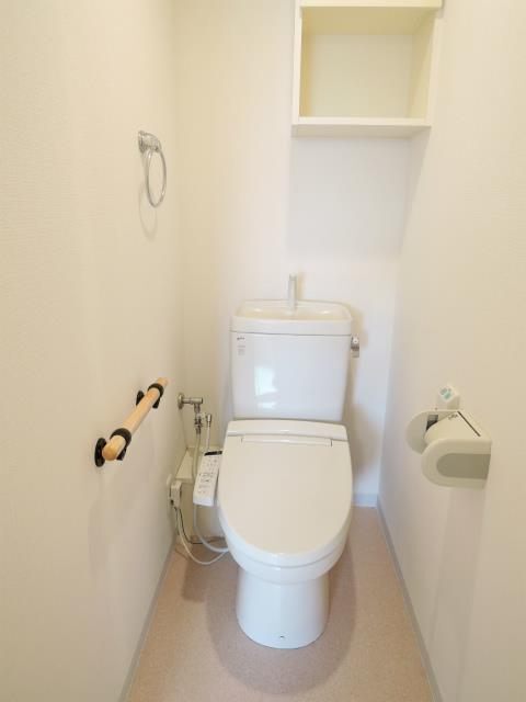 トイレ　温水洗浄便座です
