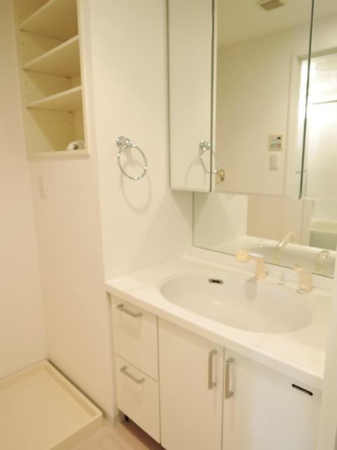 洗面設備　使いやすい洗面台です