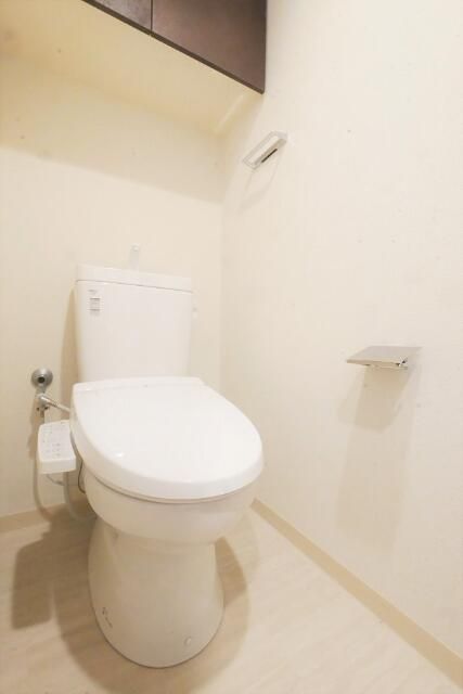 トイレ　落ち着いた色調のトイレです