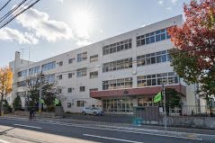 小学校　札幌市立東園小学校（小学校）まで572m