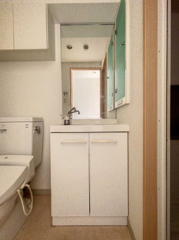 洗面設備　独立洗面台、朝の身支度には欠かせません