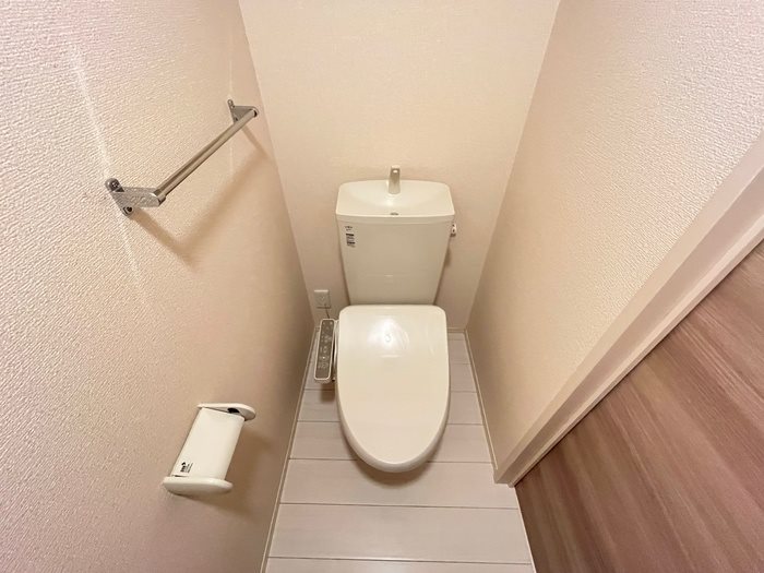 トイレ　※別部屋写真の為イメージ。左右反転タイプです。　※