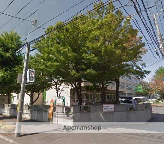 小学校　新陽小学校（小学校）まで551m