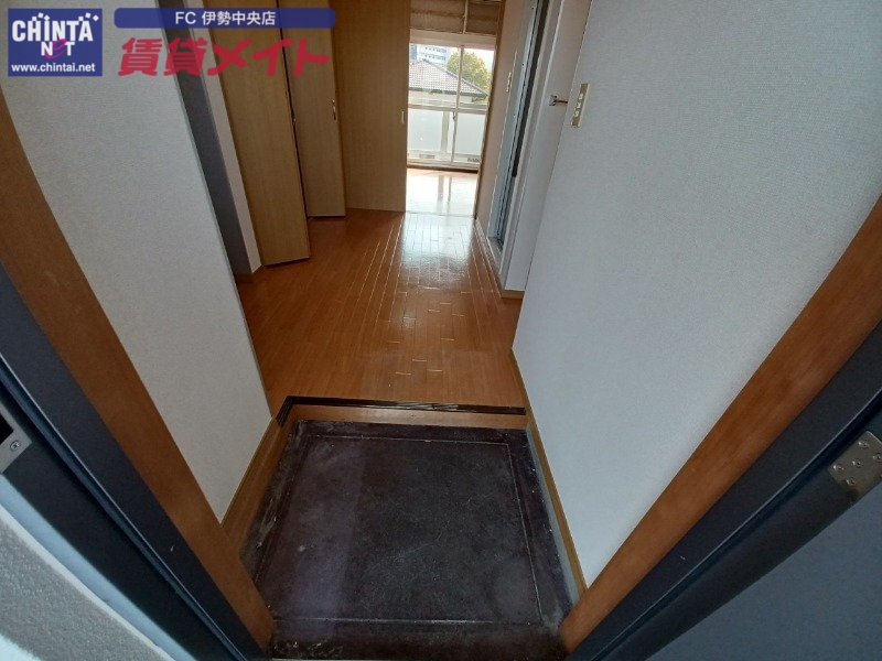 玄関　同物件別部屋写真