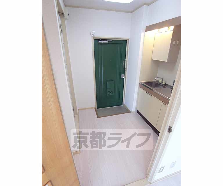 その他部屋・スペース　玄関とキッチン周りです。