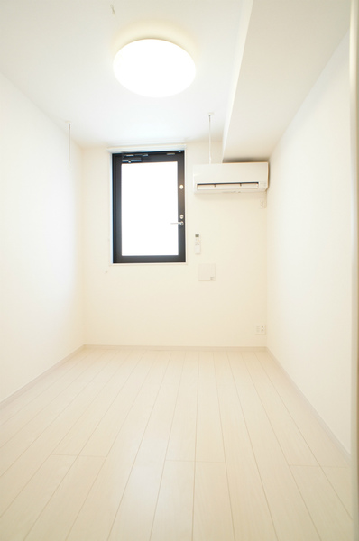 居室・リビング　清潔感のあるフローリングの居室です