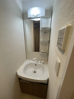 洗面設備　ゆったりとスペースのある洗面所