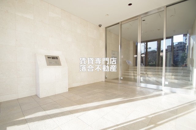 エントランス　オートロック付きで安心♪