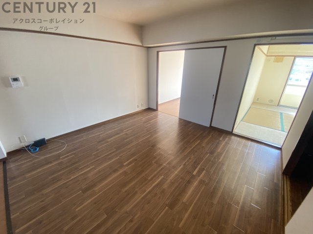 居室・リビング　床色が落ち着いた色合いで、とても綺麗です♪