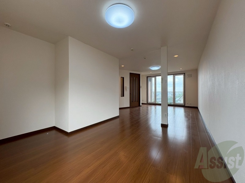 居室・リビング　リビングです。窓が大きくて明るいですね！