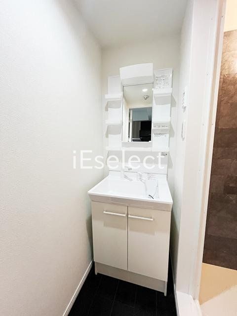 洗面設備　毎朝の準備に便利な独立洗面台です。