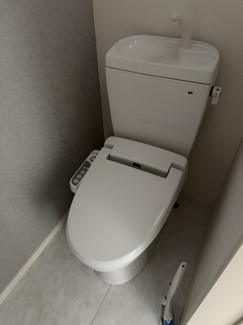 トイレ　同物件別号室のものです。