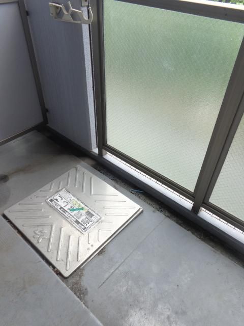 バルコニー　日差しが差し込むバルコニーです