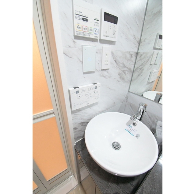 洗面設備　明るい洗面所です