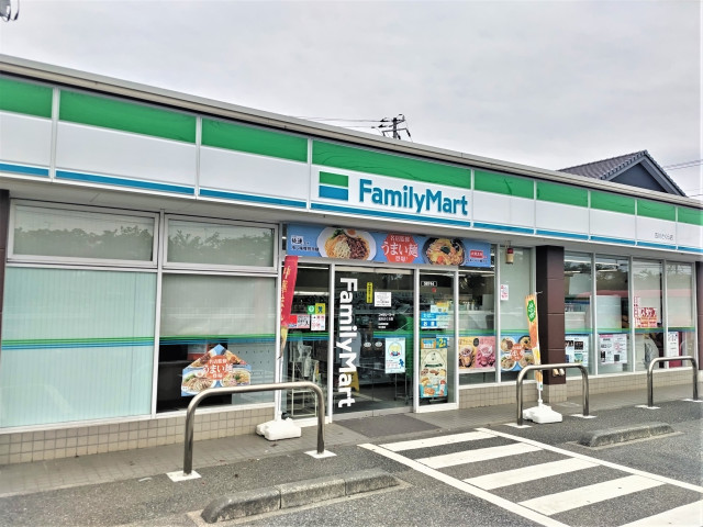 コンビニ　ファミリーマート　吉川さくら店（コンビニ）まで110m